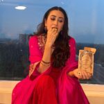 Karisma Kapoor Instagram - How many Kela chips can you eat ? 🍌😹 #wheninkerala🌴🛶 #postpackup