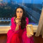Karisma Kapoor Instagram - How many Kela chips can you eat ? 🍌😹 #wheninkerala🌴🛶 #postpackup