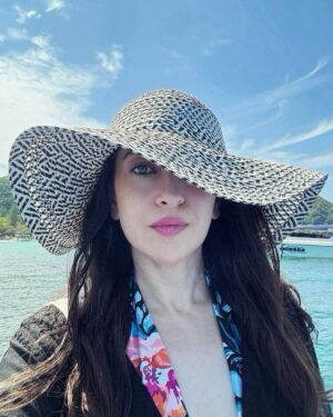 Karisma Kapoor Instagram - Here’s looking at you 2024 🩵

With Positivity,Peace,Perseverance and some Pad Thai 😉🙏🏼

#thankfulandgrateful #lololoves #family