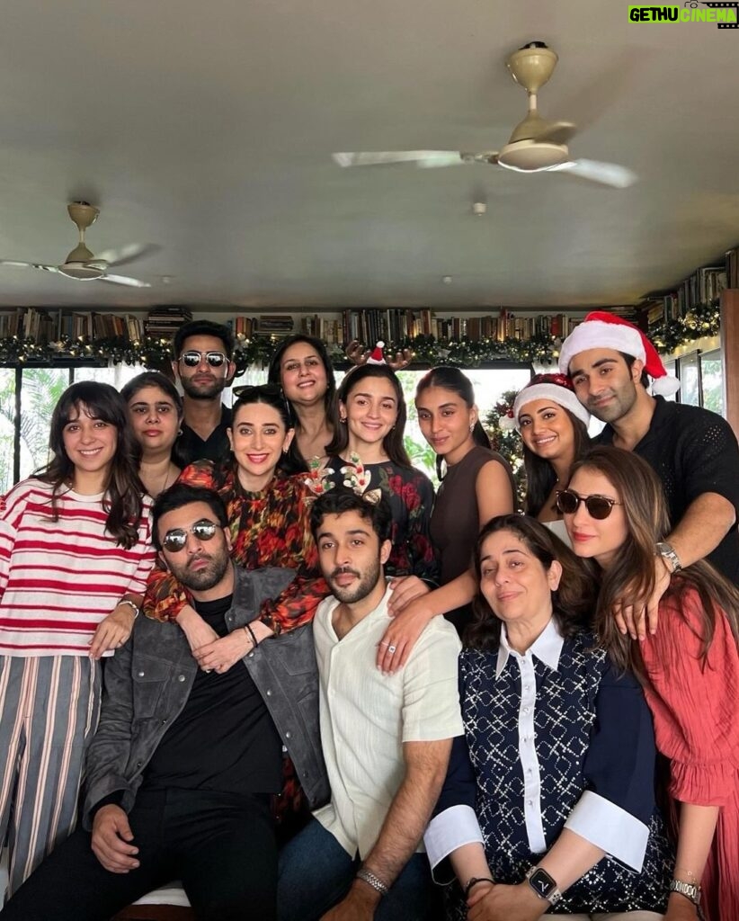 Karisma Kapoor Instagram - Hope you all had a wonderful Christmas ❤🎅🏼🎄 Missed a few who couldn’t make it today 🤗✨