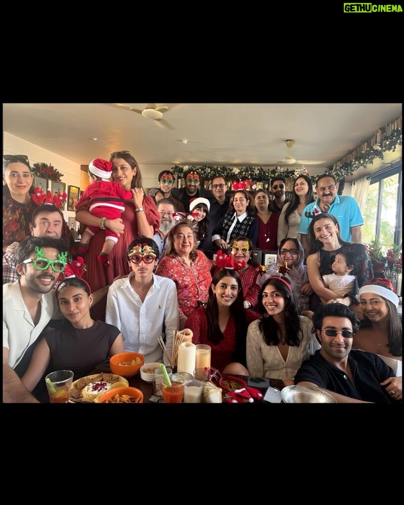 Karisma Kapoor Instagram - Hope you all had a wonderful Christmas ❤🎅🏼🎄 Missed a few who couldn’t make it today 🤗✨