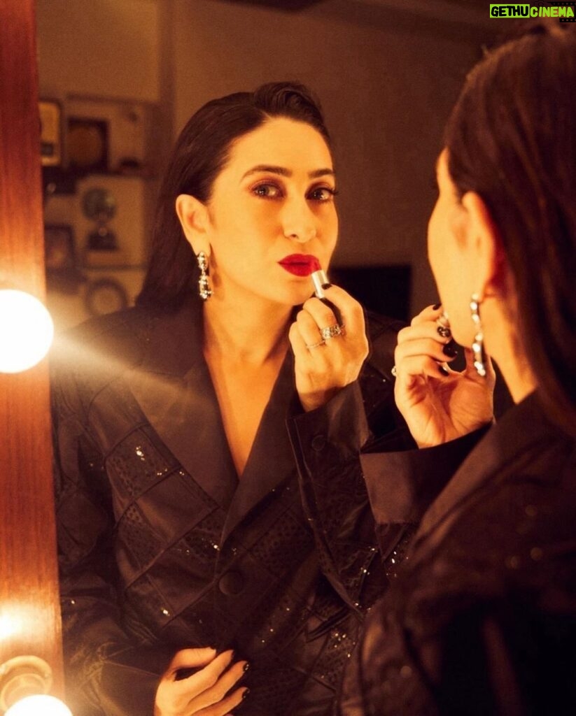 Karisma Kapoor Instagram - Tonight 🖤💫 #atthemovies