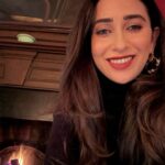 Karisma Kapoor Instagram - Family,Friends,Food and a Fireplace❤️✨ #perfectevening #holidaycheer