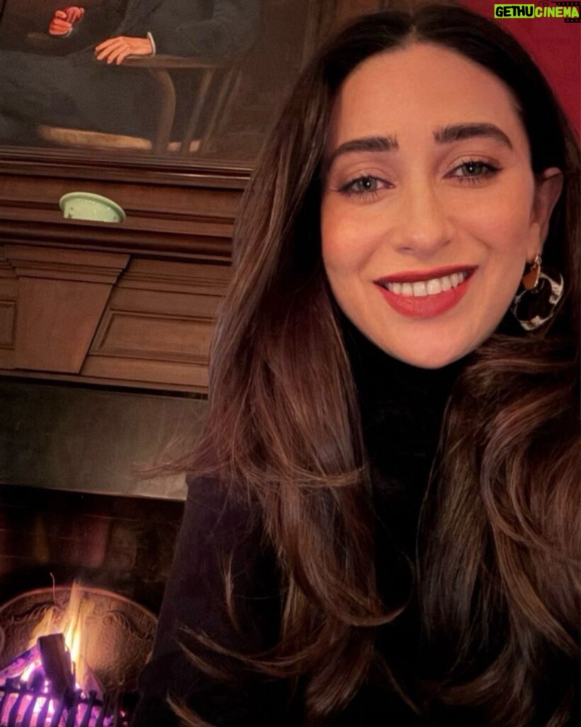 Karisma Kapoor Instagram - Family,Friends,Food and a Fireplace❤✨ #perfectevening #holidaycheer