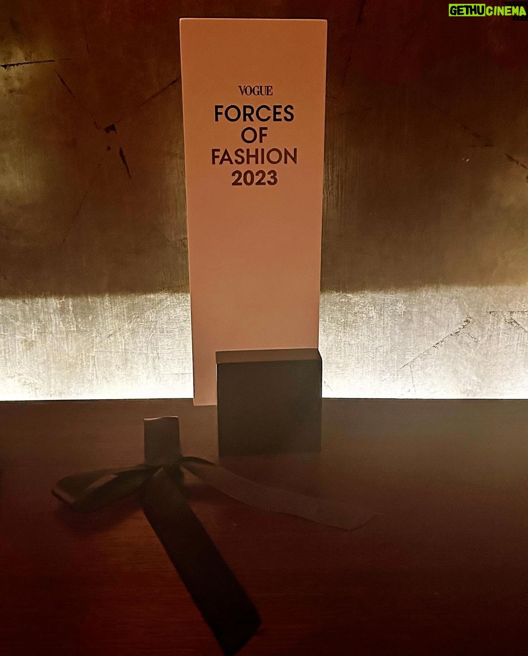Karisma Kapoor Instagram - True fashion isn't just about what you wear, it reflects your inner self. Thank you @vogueindia @rochelle.pinto for this special night ✨and accolade. It is an honour to be considered one of the Forces of Fashion in India 🙏🏼🖤 Picked out some clothes and accessories from my closet. A sharp suit by @eliesaabworld , an old shirt by @otherstories , my intricate limited edition box clutch by @jimmychoo ( Circa 2011 ) @louisvuitton ring ( Circa 2015 ) and one of my fav comfy gold pumps @alexandrebirman #ForcesOfFashion #BeUrself
