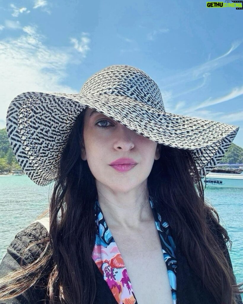 Karisma Kapoor Instagram - Here’s looking at you 2024 🩵 With Positivity,Peace,Perseverance and some Pad Thai 😉🙏🏼 #thankfulandgrateful #lololoves #family
