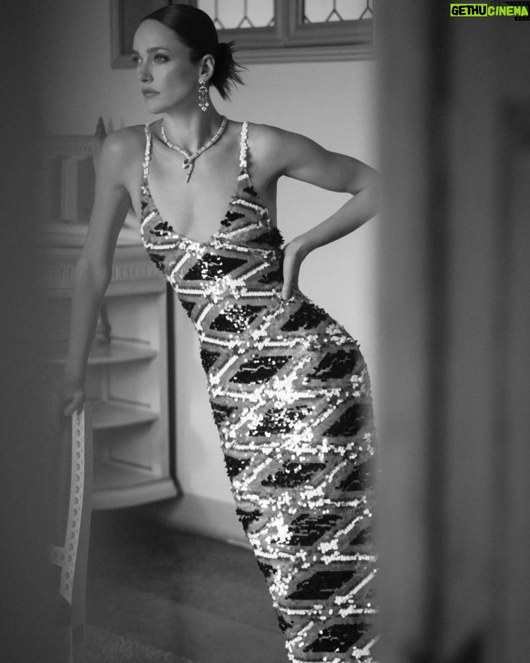 Karmen Pedaru Instagram - New @harpersbazaarmx Photo: @juankr_ Styling: @cateoniwiki Makeup & Hair: @antonioromeromakeup Assistant of Photo: Javier Roman Art Direction: @eloriginaldaro Editor-in-Chief: @majoguzman Agency: @viewmanagement