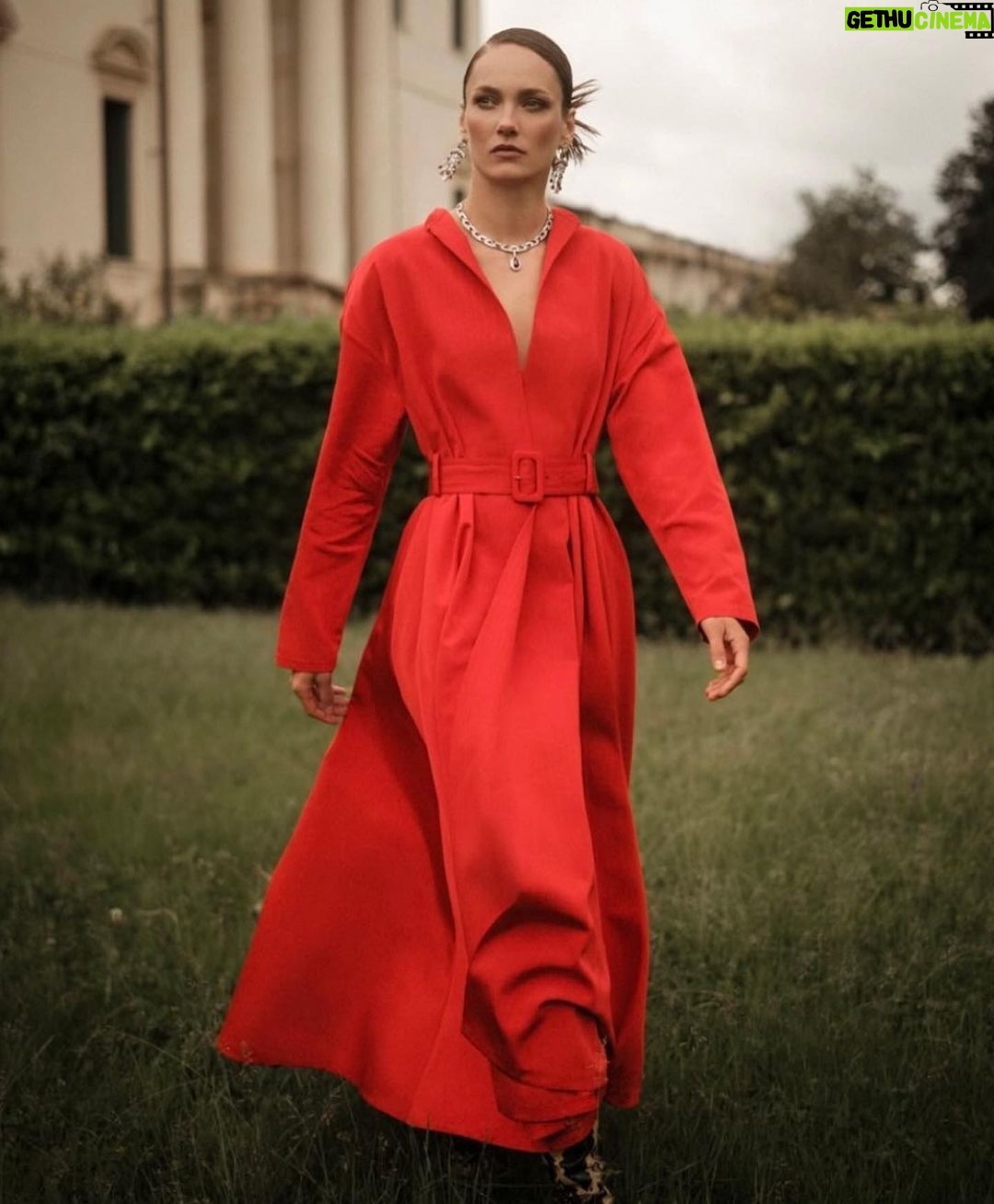 Karmen Pedaru Instagram - New @harpersbazaarmx Thank you so much😘 Photo: @juankr_ Styling: @cateoniwiki Makeup & Hair: @antonioromeromakeup Assistant of Photo: Javier Roman Art Direction: @eloriginaldaro Editor-in-Chief: @majoguzman Agency: @viewmanagement