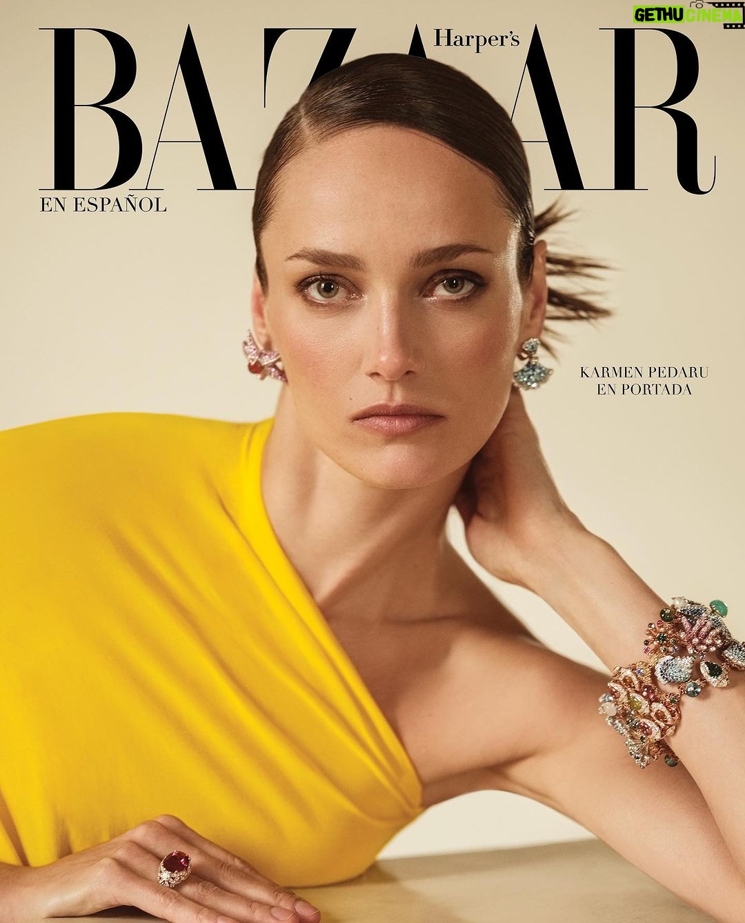 Karmen Pedaru Instagram - Llega OCTUBRE a @harpersbazaarmx con una edición muy especial que te invita a envolverte de lleno en un mood otoñal. La modelo @karmen_pedaru protagoniza una historia de portada de ensueño, fotografiada en la Villa Cordellina Lombardi –en Vicenza, Italia– con impactantes piezas de alta joyería de Bulgari, que simbolizan lujo y seducción al máximo. En este número, tampoco te puedes perder nuestro especial BEST. SKIN. EVER. con nuestras recomendaciones para lucir una piel fabulosa a cualquier edad. ¡Disfruta de esta increíble edición! En la primera portada, Karmen lleva collar, aretes y anillo de la colección Mediterranea de alta joyería de @bulgari y vestido de @dior En la segunda, aretes y anillo de la colección Mediterranea de alta joyería y reloj Giardino Marino de esta misma colección de Bulgari; vestido de @ferragamo — BAZAAR octubre 2023 Modelo: @karmen_pedaru para @viewmanagement Fotografía: @juankr_ Fashion styling: @cateoniwiki Maquillaje y peinado: @antonioromeromakeup Asistente de fotografía: Javier Roman Director de arte: @eloriginaldaro Directora editorial: @majoguzman #HarpersBazaarMx #ThinkingFashion #KarmenPedaru #OctoberIssue #Cover