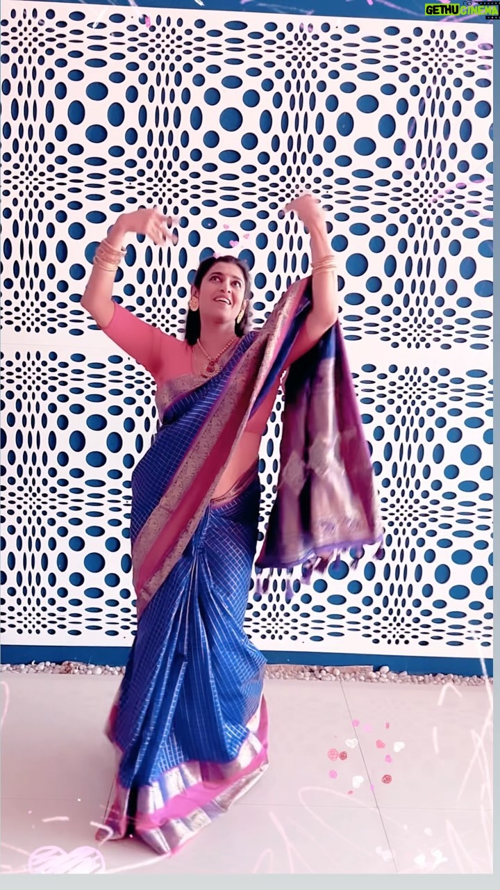 Kasthuri Shankar Instagram - Saree by @neelimatelukuntla This saree is soooo pretty and drapes beautifully #animallovers #sareeswag #desibeauty #actresskasthuri #jamalkudu #sankranti #festivalfashion #indiantraditionalwear