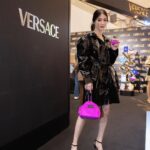 Katareeya Theapchatri Instagram - Versace Holiday Fragrance Season Pop-up 📍 Beauty Hall ชั้น M พารากอน ดีพาร์ทเม้นท์สโตร์ 🗓️ วันนี้ - 25 ต.ค. 2566 #VersaceFragrances #VersaceHolidayFragrance @beautyhall_thailand