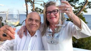 Kate Mulgrew Instagram - Cheers! It's Thursday! 🥂🥂🥂

#tagteam a friend you'd like to TOAST with tonight. 🌝

#roddenberry #tbt #throwback #startrek