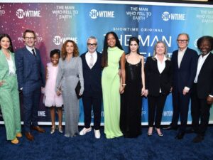 Kate Mulgrew Instagram - Some fabulous moments from Tuesday's red carpet premiere of #TheManWhoFellToEarth, premiering Sunday (two days!) on @showtime - don't miss this one, folks. 🚀🌎

(I love you too, @jimmisimpson 😘)