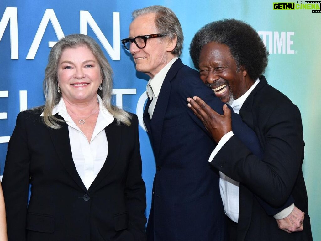 Kate Mulgrew Instagram - Some fabulous moments from Tuesday's red carpet premiere of #TheManWhoFellToEarth, premiering Sunday (two days!) on @showtime - don't miss this one, folks. 🚀🌎 (I love you too, @jimmisimpson 😘)