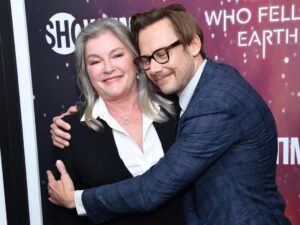 Kate Mulgrew Instagram - Some fabulous moments from Tuesday's red carpet premiere of #TheManWhoFellToEarth, premiering Sunday (two days!) on @showtime - don't miss this one, folks. 🚀🌎

(I love you too, @jimmisimpson 😘)
