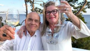 Kate Mulgrew Instagram - Spent a relaxing, happy 4th of July with the excellent @robert_picardo - cheers and we hope you are enjoying the long weekend! 🎆🥂