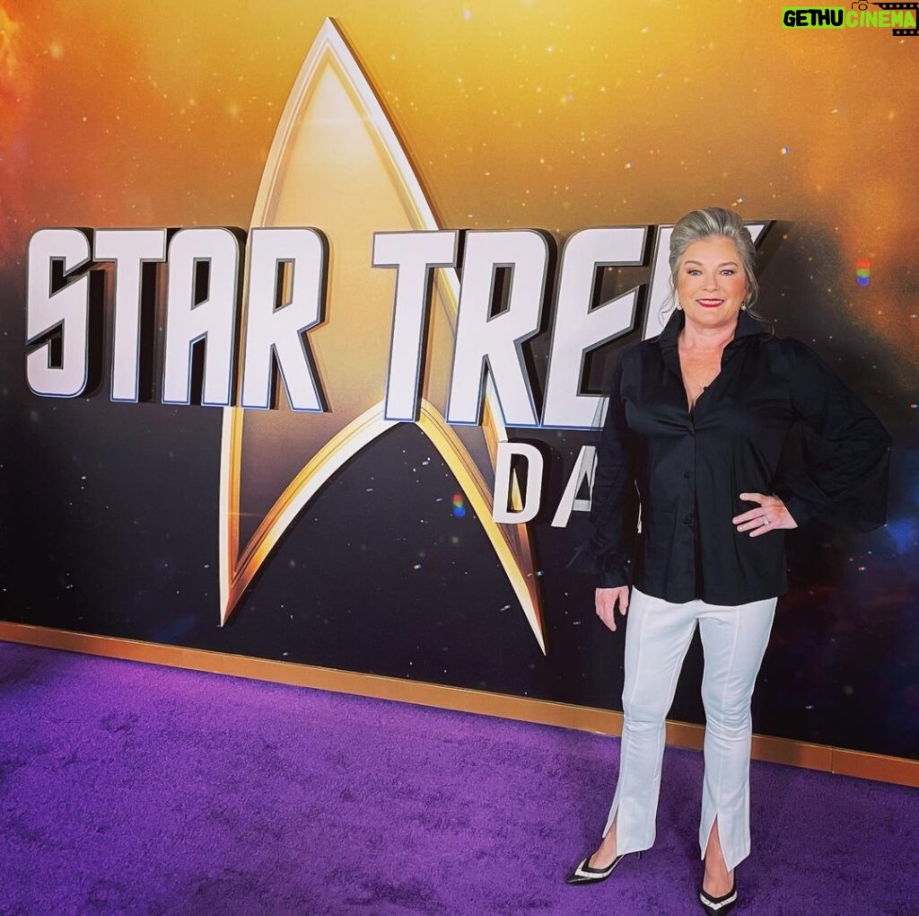 Kate Mulgrew Instagram - Happy #StarTrekDay from the purple carpet! 🖖🏻💜💫 @startrekonpplus @nickelodeon @cbstvstudios @startrek