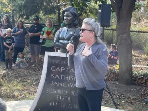 Kate Mulgrew Instagram - Ten photos for the last #tbt of 2022! Quite a year, to say the least. Thank you to everyone who came out to say hello at conventions across the US, to my intrepid Prodigy cast & crew, to the folks at the Janeway statue in Bloomington, and to everyone who follows me across social media! As Janeway said in today's #StarTrekProdigy season 1 finale - go boldly. 💫🚀🖖🏻

@startrekonpplus @startrek @jameelajamil @brettgray @alexkurtzmanofficial @janewaycollective
All photos by Amy Imhoff @amyimhoff1701