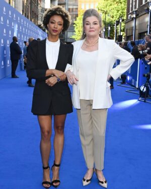 Kate Mulgrew Instagram - Starfleet captains, represent! 

Blue carpet in London for @paramountplus @startrekonpplus @startrek 💙🚀🖖🏻