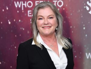 Kate Mulgrew Instagram - Some fabulous moments from Tuesday's red carpet premiere of #TheManWhoFellToEarth, premiering Sunday (two days!) on @showtime - don't miss this one, folks. 🚀🌎

(I love you too, @jimmisimpson 😘)