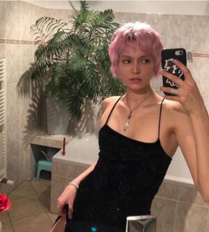 Kate Vitamin Instagram - Merry fistmas, hoes 🫰🏻