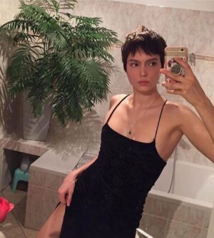 Kate Vitamin Instagram - Merry fistmas, hoes 🫰🏻