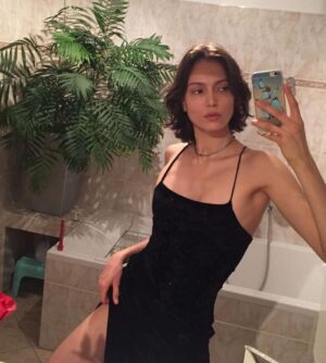 Kate Vitamin Instagram - Merry fistmas, hoes 🫰🏻