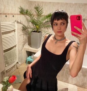 Kate Vitamin Instagram - Merry fistmas, hoes 🫰🏻