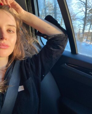Katherine Langford Instagram - Signing off early...see you in the new year ❤️