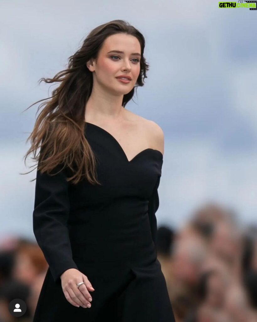 Katherine Langford Instagram - #LeDéfilé what an honor to walk in this show with my L'Oréal Paris family! A powerful celebration of equality, creativity, and unity. Thankyou for bringing us all together in this beautiful city ✨✨✨ @lorealparis #worthit Paris, France