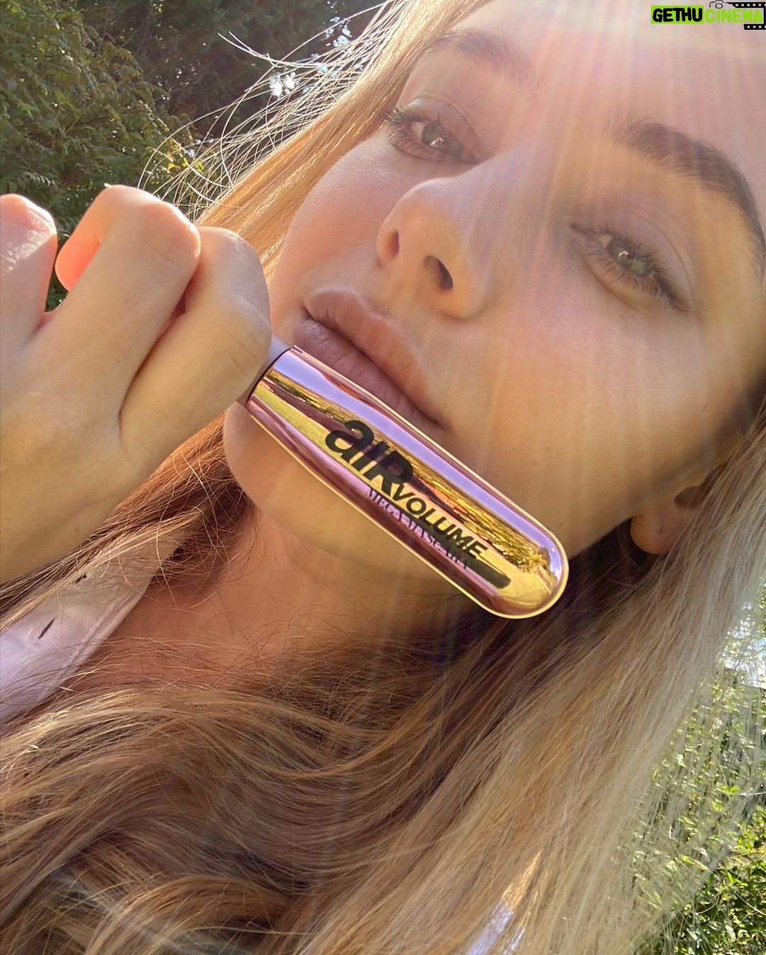 Katherine Langford Instagram - LIGHT AS AIR ☁️ excited for my first project with @lorealparis to come to life ✨ Air volume mega mascara (clock the single coat) available in limited quantities online before hitting stores #airvolume #barevsair #lorealparis