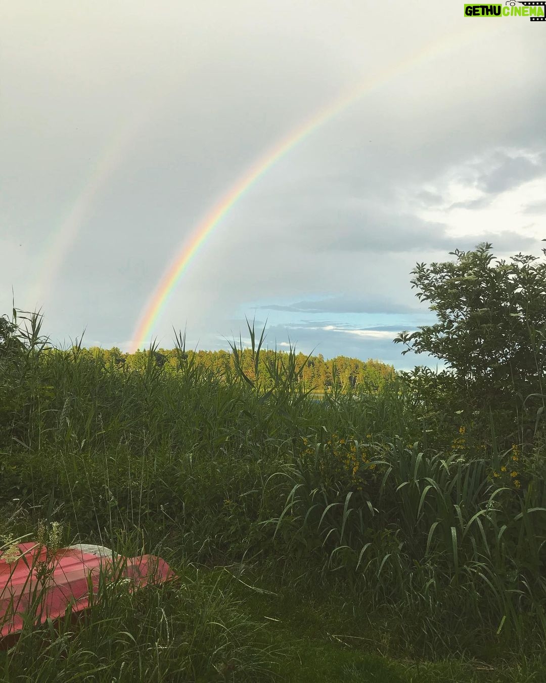 Katherine Langford Instagram - Feeling grateful for these big, little moments amidst everything going on these past few months...It's been a second. How is everyone feeling? 🌱🌊🌻