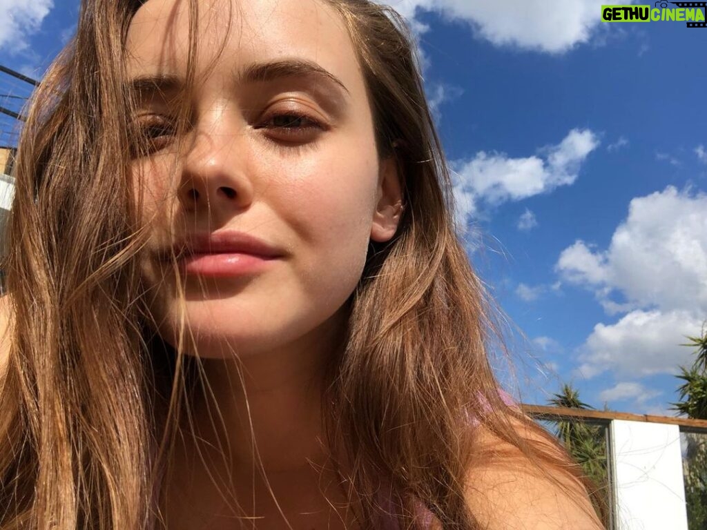 Katherine Langford Instagram - Happy International Women’s Day 🌈✨🙌🌏📚 A big shout out to this beautiful community of women ❤️ Over the past couple of years (especially working in an industry that acknowledges its inequality) I’ve been lucky to learn and benefit from the changes other women have made before me. We have the power to build each other up, and when we do that as a global community of women it is an indomitable and unstoppable force. Turning to all my fellow sisters today to tell you how amazing you are ❤️ Here’s to continuing to shape a future that has equality for all genders 💪 #iwd2020