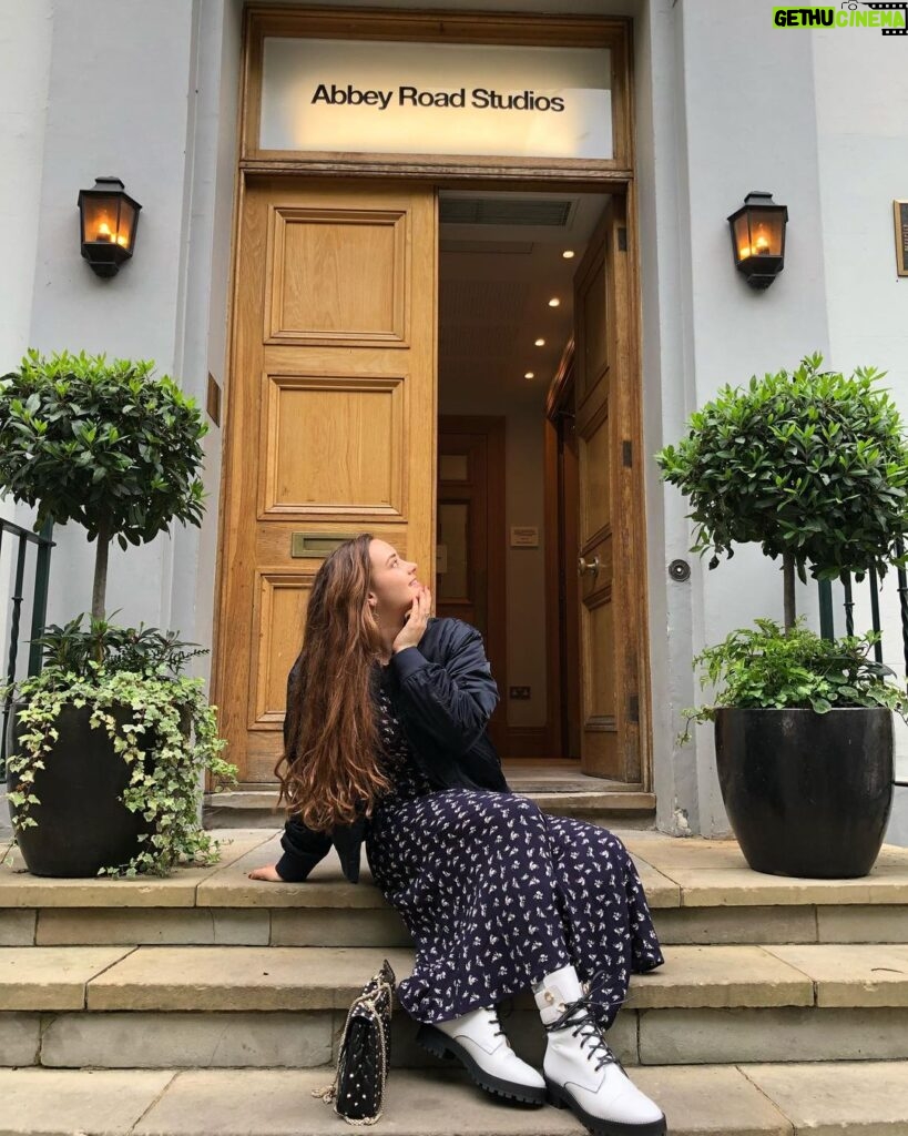Katherine Langford Instagram - The day I got to watch the soundtrack for @knivesout being recorded LIVE at @abbeyroadstudios...@rianjohnson you're the best. See you in Toronto! ✨ Abbey Road Studios
