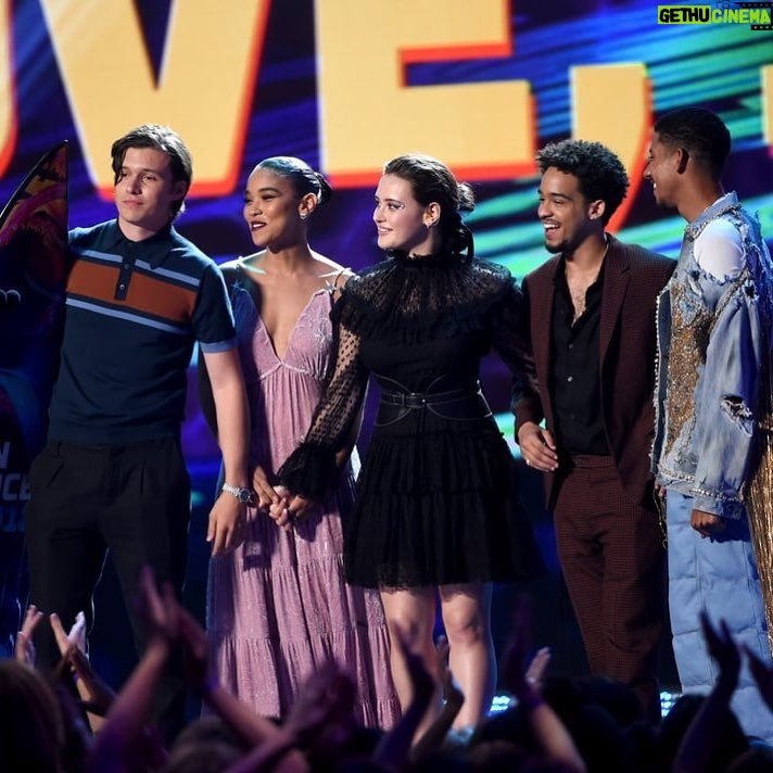 Katherine Langford Instagram - You beauties have spoken! 🏆 Thankyou so much for voting @lovesimonmovie as best comedy movie for teen choice! So proud of this film and this generation, and excited for more films like this to be made 🙏🌈✨