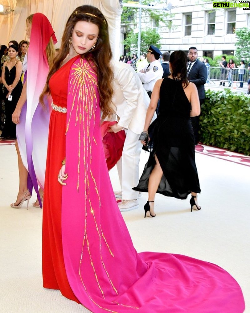 Katherine Langford Instagram - Thankyou @prada for taking me to my first MET Gala (grazie mille!) 🙏💖 💖 #metgala2018 #heavenlybodies