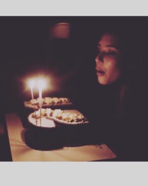 Katherine Langford Instagram - My heart is so full 💖
Thankyou so much to everyone for the beautiful birthday wishes, and for absolutely making my day! 
I cannot put into words how much I love you all ❤
Thank you to my family, and friends who could make it out last night, my Texas family (😉), and @mollyddickson for surprising me with this incredible cake!
Thankyou for making me feel so damn loved.
Best. Day. Ever.
#21
