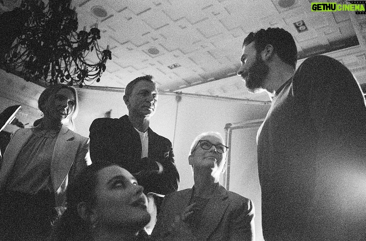 Katherine Langford Instagram - Ye olde Knives Out gang 🎞 (by @riancjohnson)