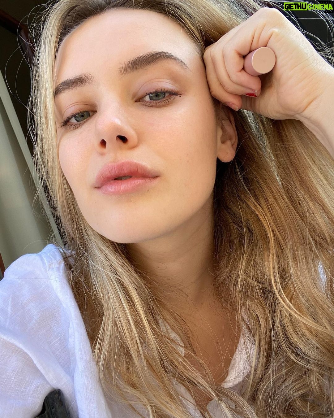 Katherine Langford Instagram - LIGHT AS AIR ☁️ excited for my first project with @lorealparis to come to life ✨ Air volume mega mascara (clock the single coat) available in limited quantities online before hitting stores #airvolume #barevsair #lorealparis