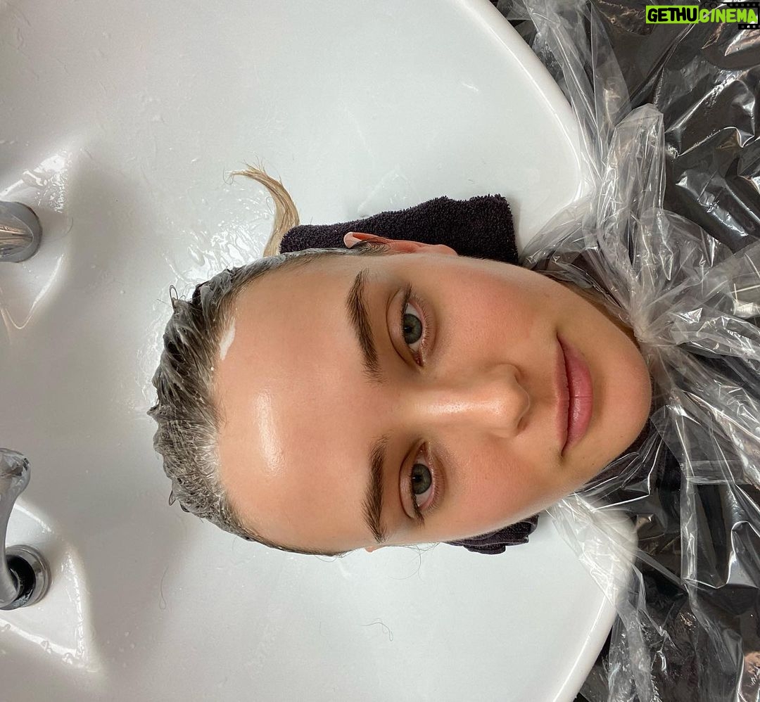 Katherine Langford Instagram - (how is it september?) 🥚
