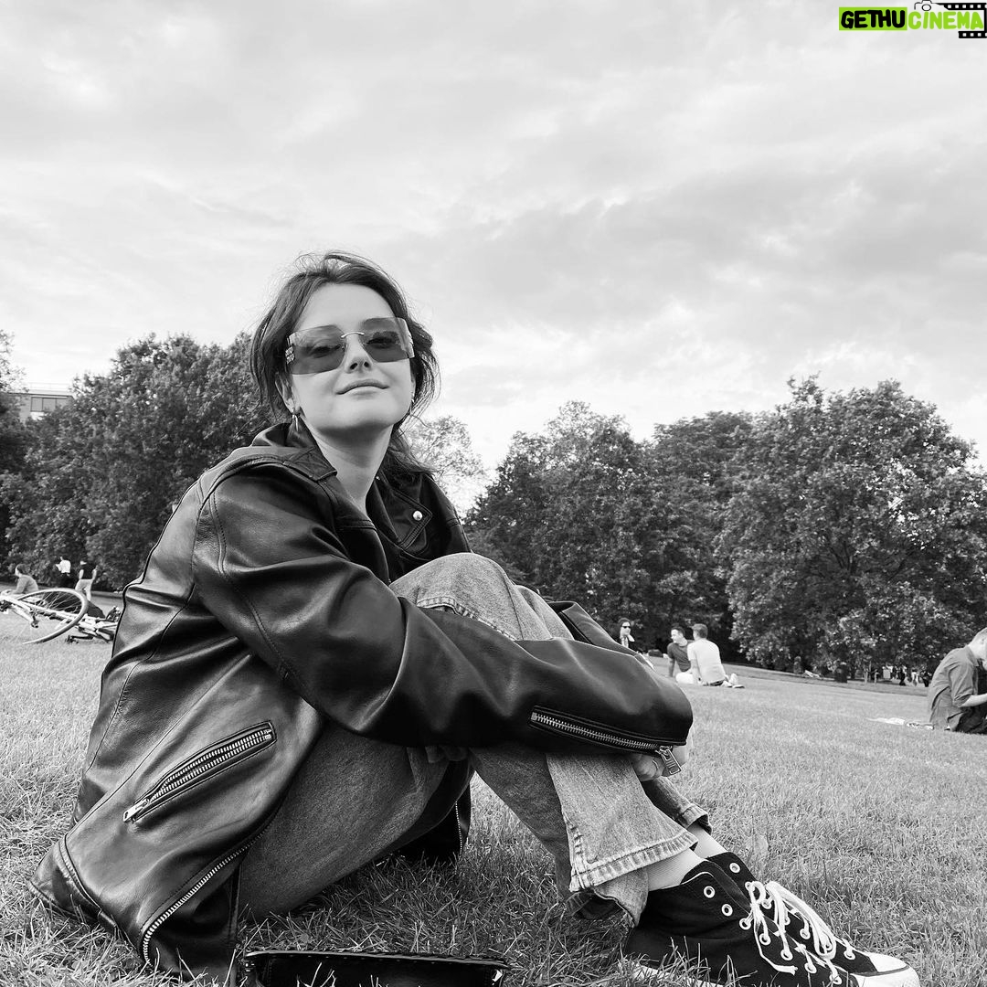 Katherine Langford Instagram - This #worldmentalhealthday thinking of anyone who has or is struggling with their mental health. If there's one thing I've learned over the past 6 years it's how common it is for people to experience mental illness, and how often we fail to provide the right support. Please know you are not alone. Your existence matters, and there is a way for things to get better 💙 Also taking this moment to recognize and thank all of the healthcare workers and organizations (usually nonprofits) that provide constant human support in these areas. More often than not, these services are under-funded and under-appreciated in the moment but so essential and life-changing. You folks rock xx