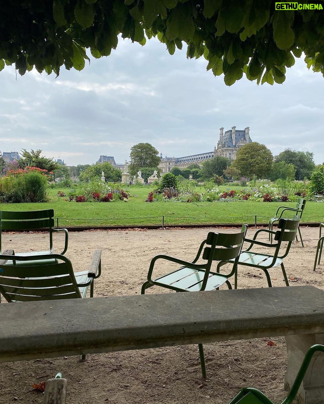 Katherine Langford Instagram - 🌻💐💐 Paris, France