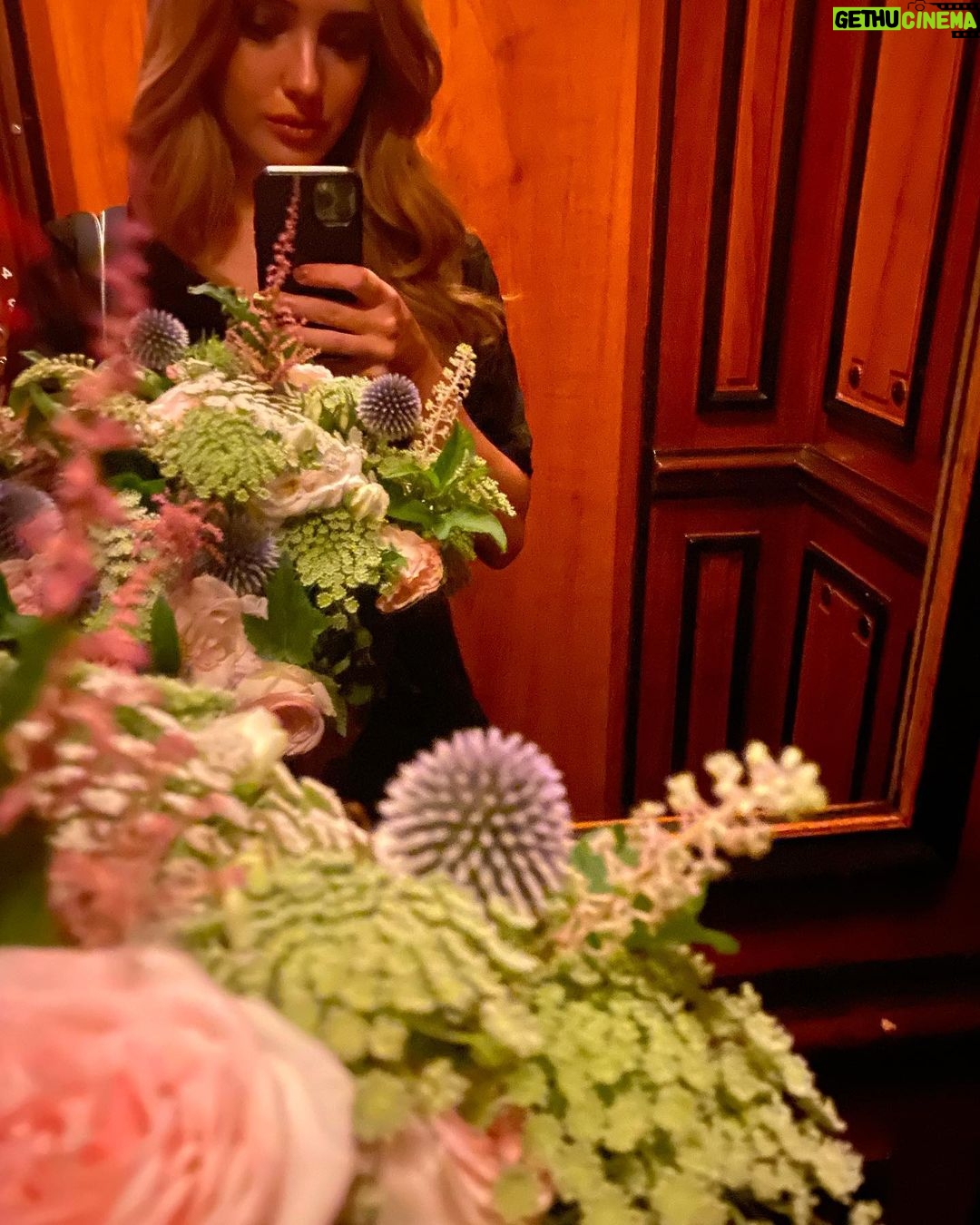 Katherine Langford Instagram - 🌻💐💐 Paris, France