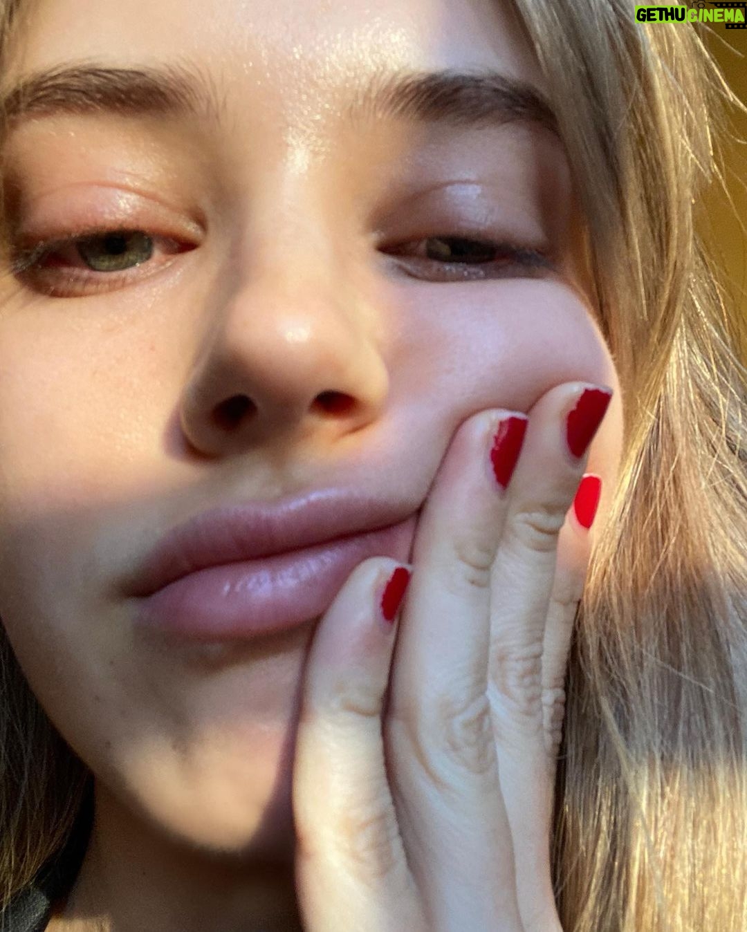 Katherine Langford Instagram - 🌻💐💐 Paris, France