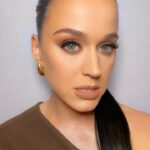Katy Perry Instagram - kewl. fun. prizes. 👠🥿👡👟👢💁🏻‍♀️