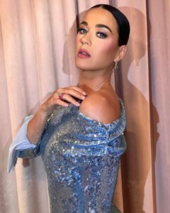 Katy Perry Instagram - Tune in to @goodmorningamerica Friday morning to catch one of your LAST peeks into PLAY. ⏳TIME’s⌛️running out to WATCH this show 🍄😩 📸: @manthony783