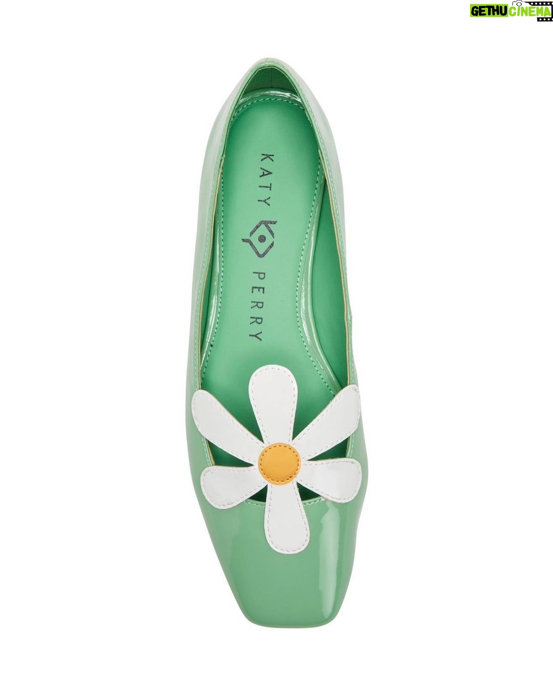 Katy Perry Instagram - Daisies, Daisies, Daisies! 🌼 #shoesday