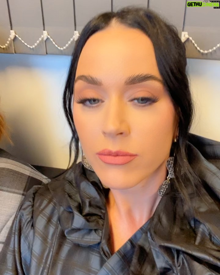 Katy Perry Instagram - hard hitting q’s from backstage with @stellamccartney at the #coronationconcert on @bbc and @pbs for us ‘mericans fight it all out in the comments and blame @orlandobloom 🇬🇧 Great Britain