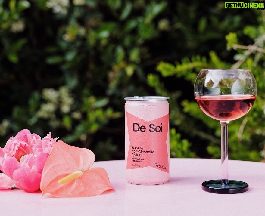 Katy Perry Instagram - Just in time for summer! ☀️🍹 Introducing 💗Très Rosé💗 our newest bright, fruity and floral flavor which combines ✨the sparkle✨ of tart raspberry and juicy lychee with functional ingredients including lively 🦁lion's mane🦁 and soothing saffron to balance flavors AND feelings! 🫠💘 Celebrate the solstice and shop now at the link in bio ♥️