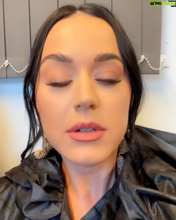 Katy Perry Instagram - hard hitting q’s from backstage with @stellamccartney at the #coronationconcert on @bbc and @pbs for us ‘mericans fight it all out in the comments and blame @orlandobloom 🇬🇧 Great Britain
